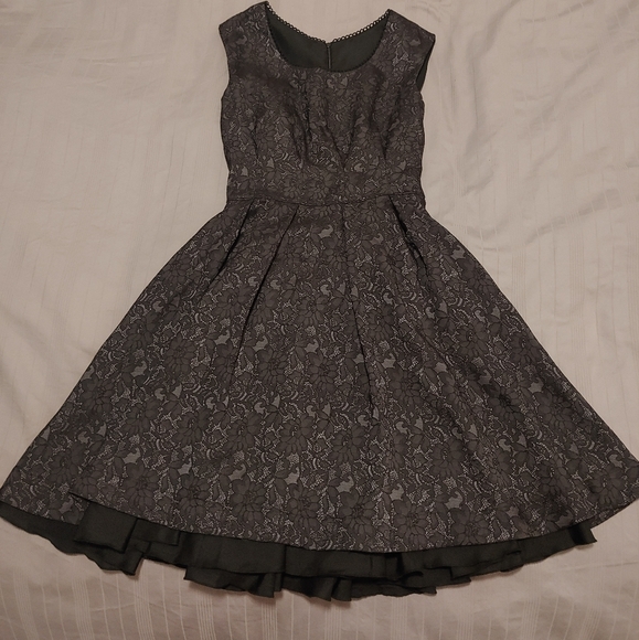 Quebec Designer Annie 50 Elegant Black Lace Dress with Bow - Picture 4 of 4